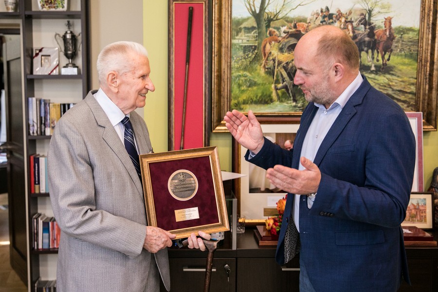 Wręczenie medalu panu Józefowi Zakrzewskiemu, fot. Andrzej Goiński/UMWKP