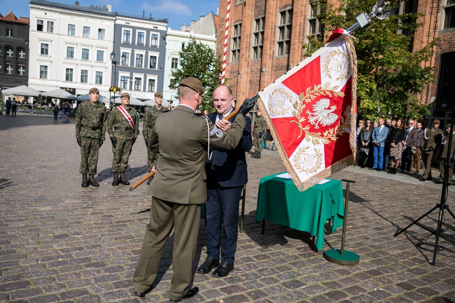 Prezentacja sztandaru toruńskiego WOT, fot. Andrzej Goiński/UMWKP