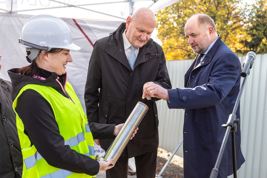 Wmurowanie kapsuły czasu pod budowę Intelligent Space Centre Lab, fot. Szymon Zdziebło/www.tarantoga.pl dla UMWKP