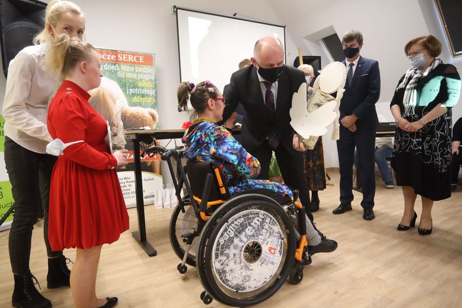 Otwarcie Powiatowego Centrum Wsparcia w Tucholi, fot. Filip Kowalkowski dla UMWKP