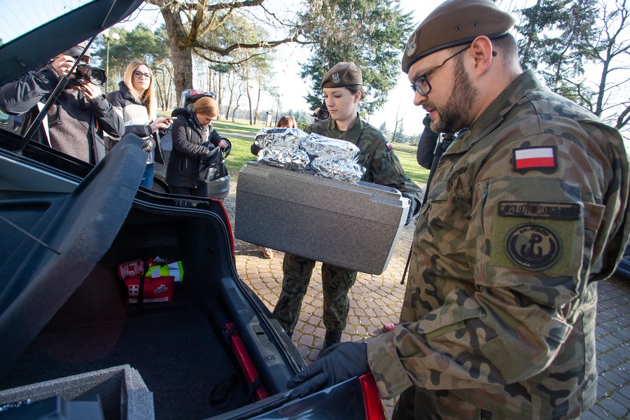 Nasi koledzy w mundurach WOT wspierają w pandemii starszych mieszkańców regionu, fot. Mikołaj Kuras dla UMWKP