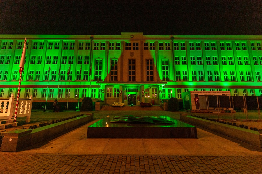 Fronton Urzędu Marszałkowskiego podświetlony na zielono, fot. Szymon Zdziebło/tarantoga.pl dla UMWKP