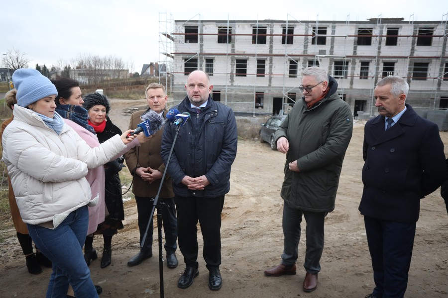 Marszałek Piotr Całbecki wizytuje budowę zakładu opiekuńczo-leczniczego Szpitala Tucholskiego, fot. Filip Kowalkowski dla UMWKP