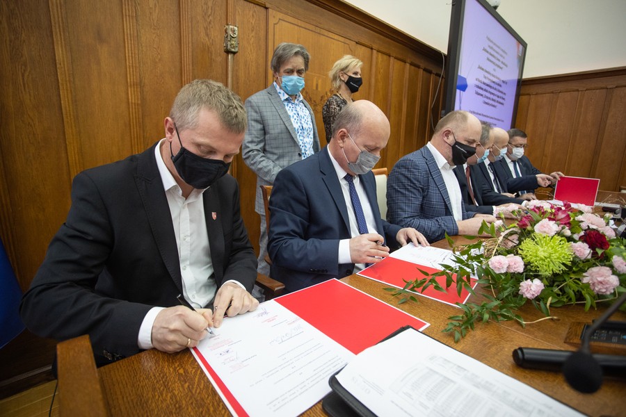 Podpisanie porozumień na obwodnice Lisewa i Brodnicy, fot. Mikołaj Kuras dla UMWKP