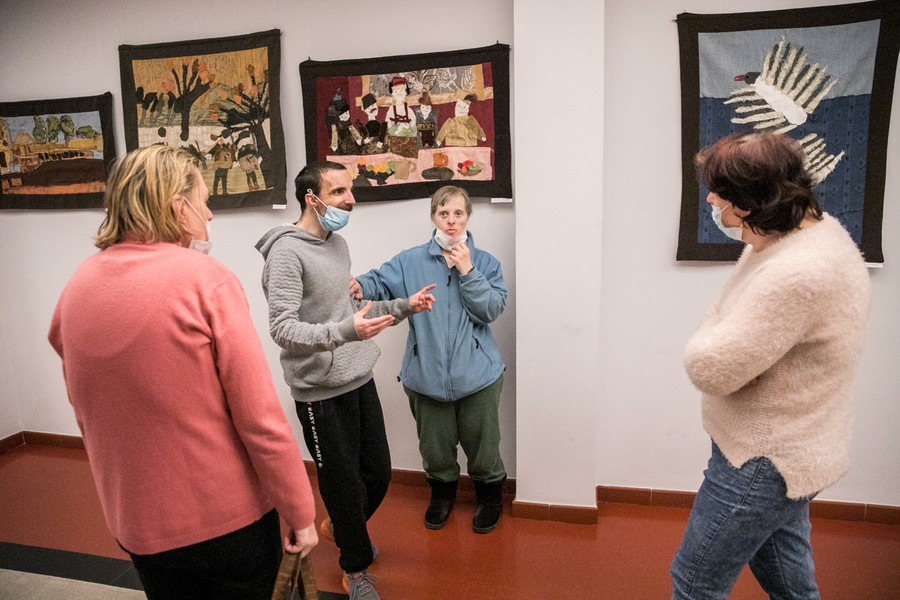 „Obecność” - wystawa prac plastycznych uczestników Pracowni Rozwijania Twórczości Osób Niepełnosprawnych Środowiskowego Domu Samopomocy w Toruniu, fot. Andrzej Goiński/UMWKP