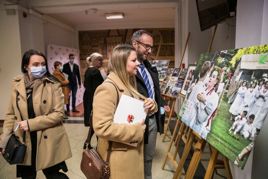 Wręczenie aneksów do ,,umów ramowych” LGD, fot. Andrzej Goiński dla UMWKP