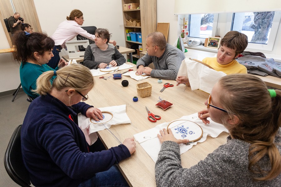 Warsztaty terapii zajęciowej w Sępólnie Krajeńskim, fot. Filip Kowalkowski dla UMWKP