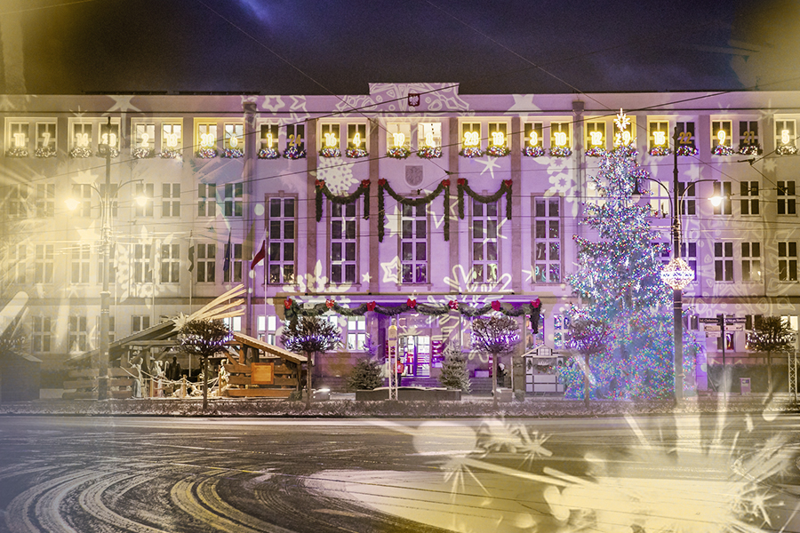 Zdjęcie urzędu od frontu z wystrojem świątecznym.