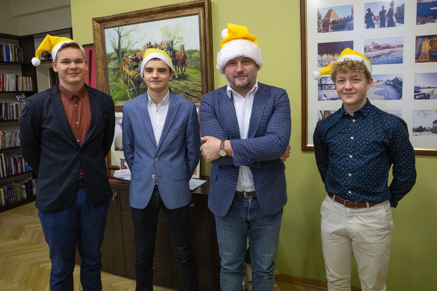 Żółte Mikołaje na spotkaniu z marszałkiem Piotrem Całbeckim, fot. Mikołaj Kuras dla UMWKP