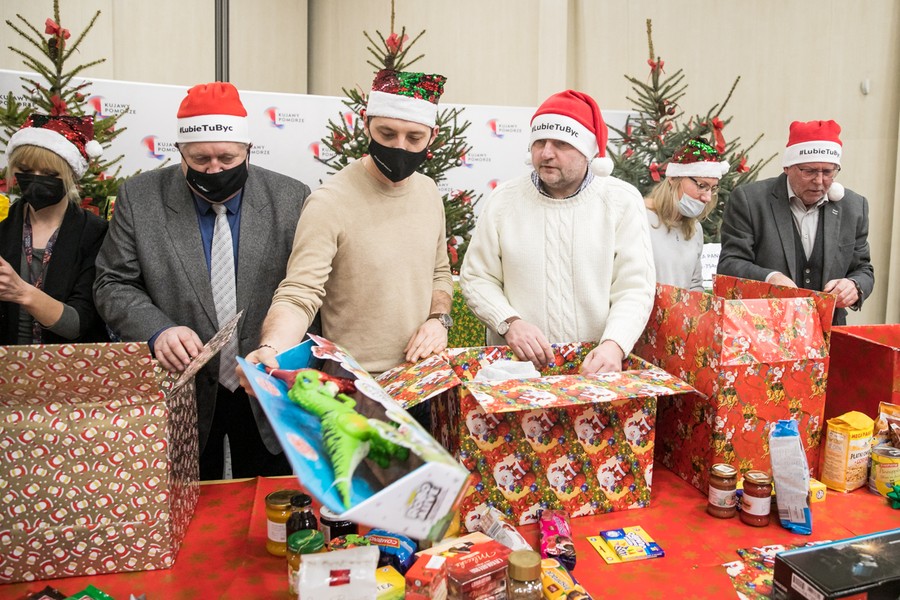 Pakowanie Szlachetnej Paczki, fot. Andrzej Goiński dla UMWKP