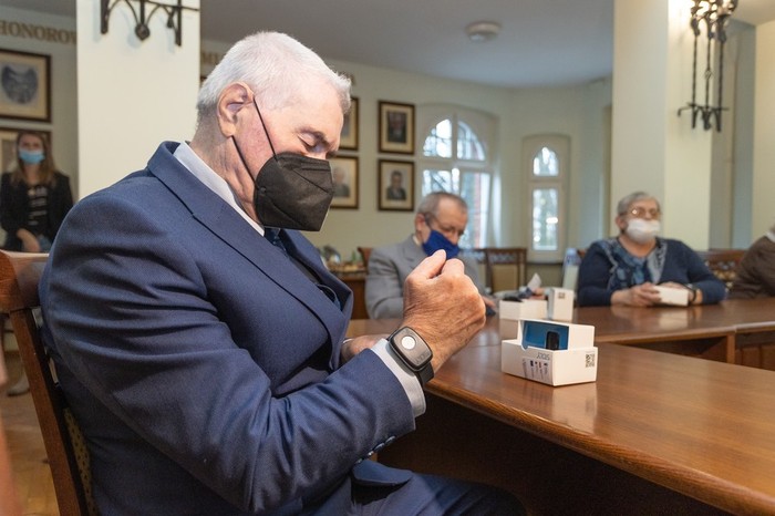 Bransoletki życia - takiego wsparcia oczekują seniorzy, fot. Mikołaj Kuras dla UMWKP Bransoletki życia - takiego wsparcia oczekują seniorzy, fot. Mikołaj Kuras dla UMWKP