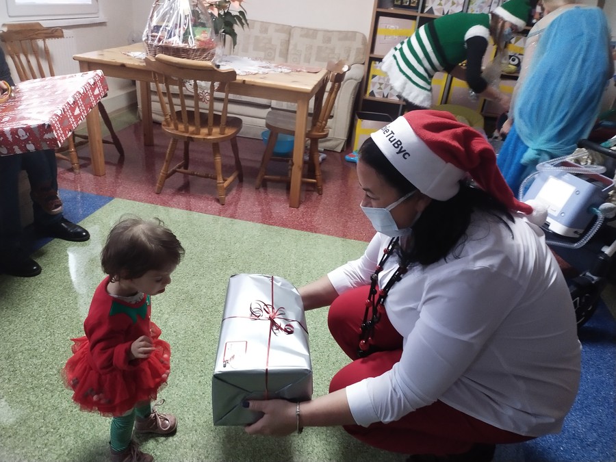 Mikołajki w Hospicjum Nadzieja w Toruniu, fot. Departament Zdrowia UMWKP