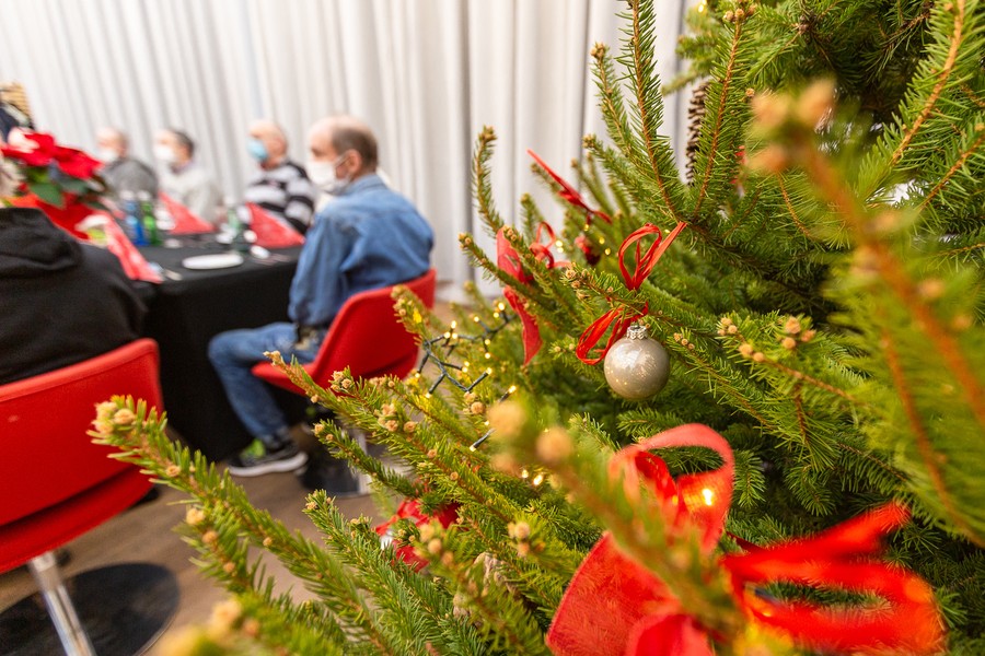 Spotkanie opłatkowe z osobami bezdomnymi, fot. Szymon Zdziebło/tarantoga.pl dla UMWKP