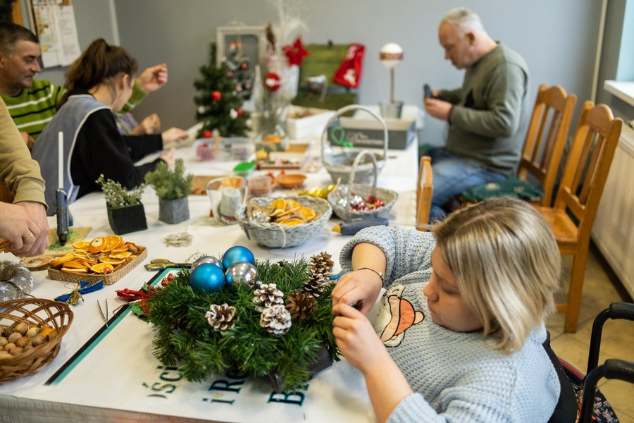 Świąteczne przygotowania w zakładzie aktywności zawodowej w Białych Błotach, fot. Filip Kowalkowski dla UMWKP