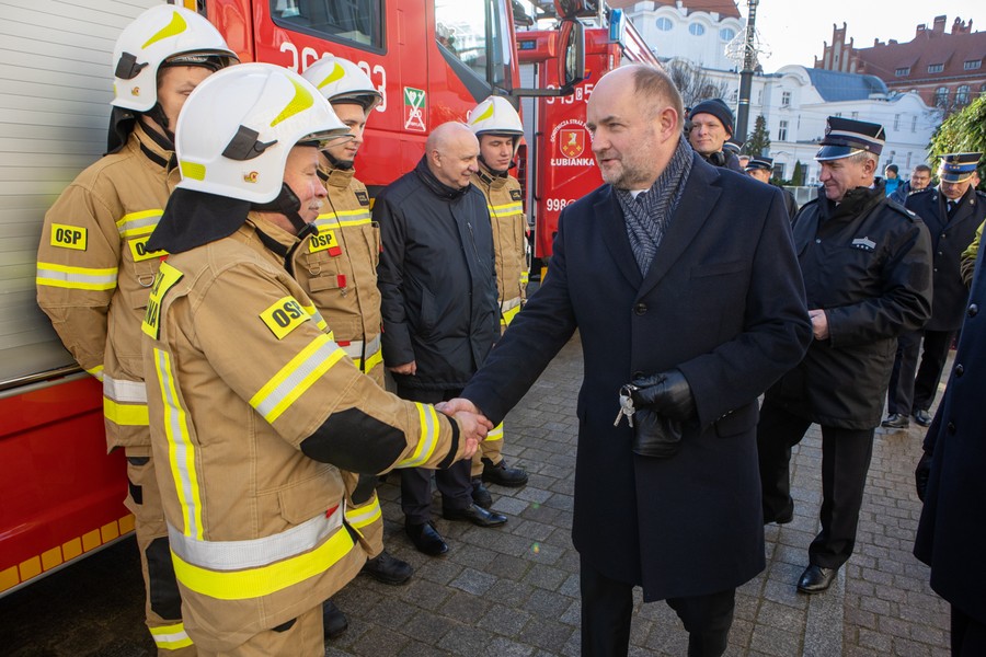Przekazanie wozów strażackich jednostkom OSP, fot. Mikołaj Kuras dla UMWKP