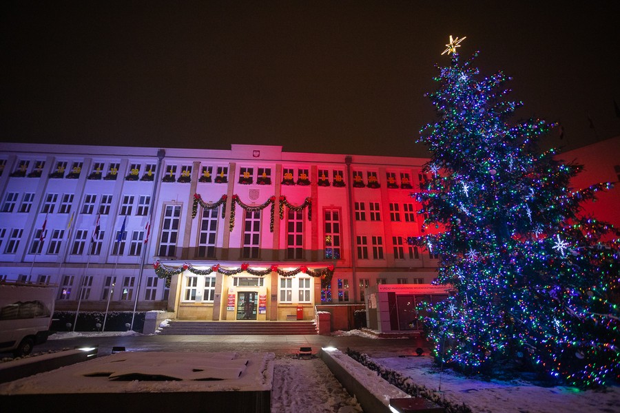 Urząd Marszałkowski podświetlony z okazji rocznicy wprowadzenia stanu wojennego, fot. Mikołaj Kuras dla UMWKP