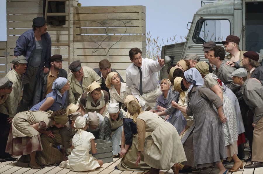 "Napój miłosny". Opera Nova w Bydgoszczy. Bartłomiej Tomaka(Dulcamara) i Chór Opery Nova, fot. Marek Chełminiak dla Opera Nova w Bydgoszczy