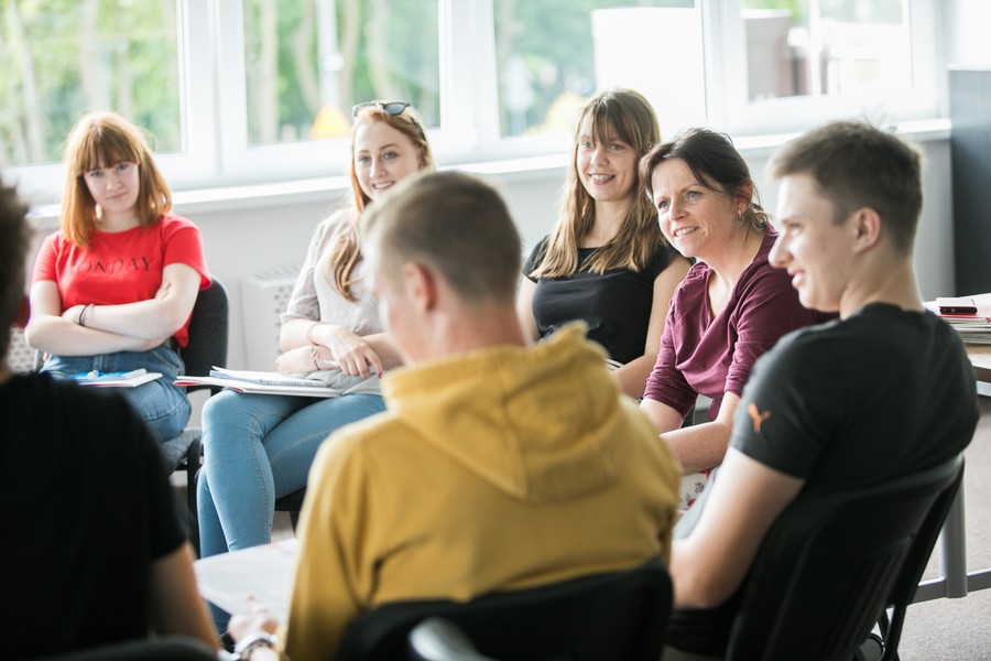 Grupa osób podczas szkolenia, fot. Andrzej Goiński dla UWMKP