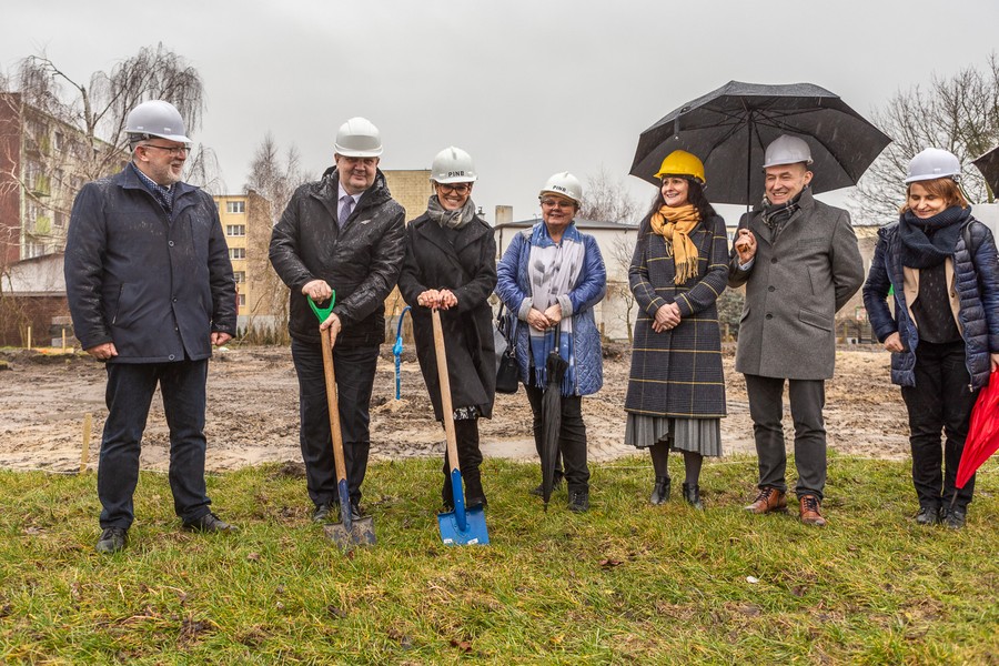 Moment wbicia łopaty pod budowę przez marszałka Sosnowskiego, fot. Szymon Zdziebło/tarantoga.pl