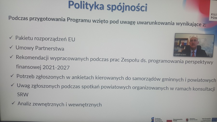 Pan Rafał Pietrucień, Dyrektor Departamentu Funduszy Europejskich przedstawiający prezentację podczas posiedzenia plenarnego K-P WRDS