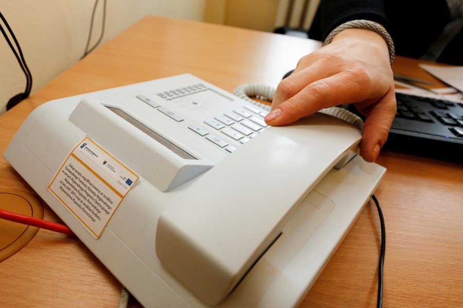 Zdjęcie telefonu stacjonarnego na biurku. fot. Mikołaj Kuras dla UMWKP
