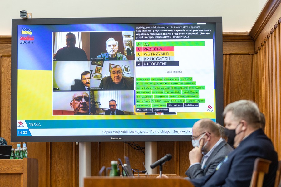 Nadzwyczajna sesja sejmiku dotycząca rozwiązania umów miedzynarodowych z rosyjskimi obwodami nowgorodzkim i smoleńskim oraz białoruskim obwodem mohylewskim, fot. Szymon Zdziebło/tarantoga.pl dla UMWKP