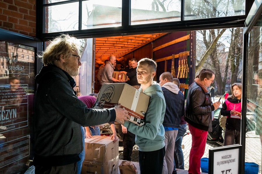 Punkt zbiórki darów dla Ukrainy w Bydgoszczy, fot. Tomasz Czachorowski dla UMWKP