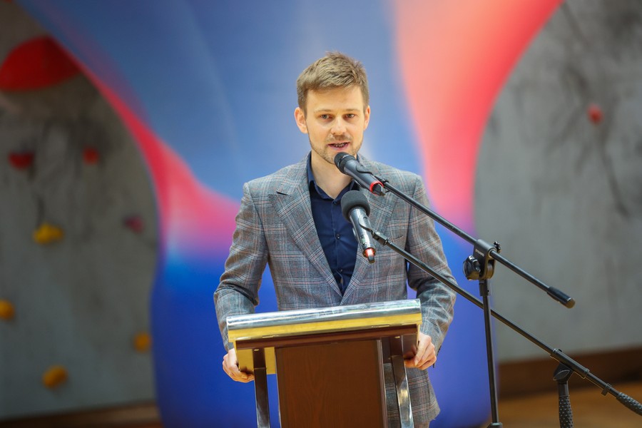 Wypowiedź Michała Gołasia podczas gali nagród sportowych marszałka województwa 2022, fot. Mikołaj Kuras dla UMWKP