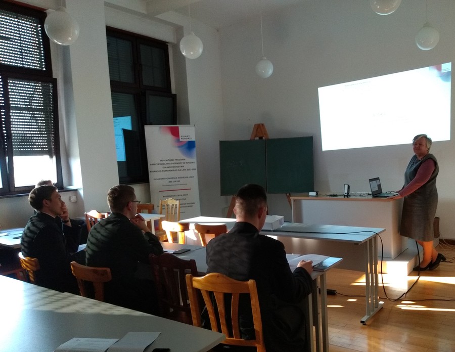 Uczestnicy seminarium dla studentów V i VI roku Wyższego Seminarium Duchownego Diecezji Toruńskiej, pt. „Rodzina wolna od przemocy” oraz prowadząca zajęcia pani Elżbieta Opiłowska, Toruń, 24 marca 2022 r., fot. Biuro Wsparcia Rodziny i Przeciwdziałania Przemocy