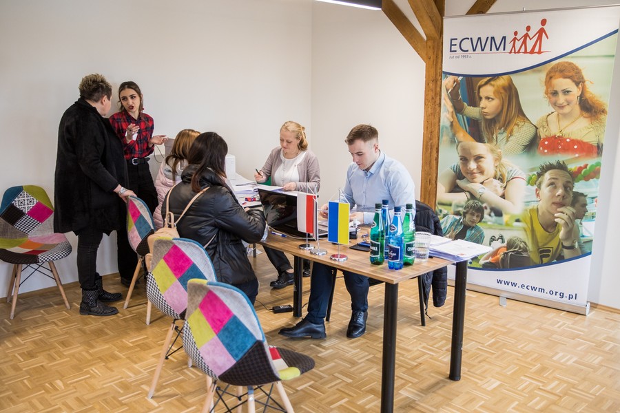 Dyżur wicekonsula w punkcie informacyjno-doradczym w Toruniu, fot. Andrzej Goiński/UMWKP