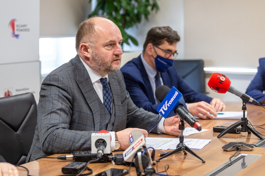 Briefing marszałka Piotra Całbeckiego 21.03.22, fot. Szymon Zdzieblo/tarantoga.pl dla UMWKP