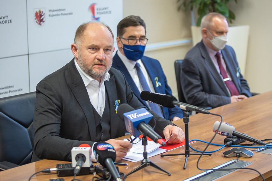 Konferencja marszałka Piotra Całbeckiego w sprawie pomocy Ukraińcom, fot. Mikołaj Kuras dla UMWKP