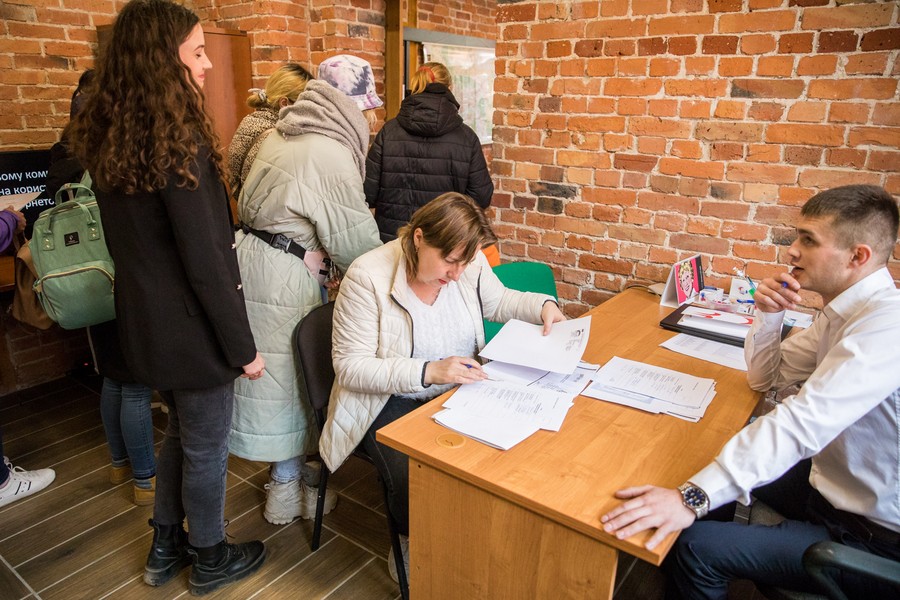 Ukraińscy uchodźcy w punkcie informacyjno-doradczym w Toruniu, fot. Andrzej Goiński/UMWKP