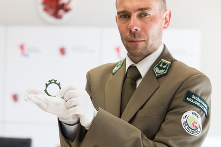 Mateusz Sosnowski prezentuje artefakty wydobyte na stanowisku archeologicznym w Borach Tucholskim, 4 kwietnia 2022, Urząd Marszałkowski w Toruniu, fot. Andrzej Goiński/UMWKP