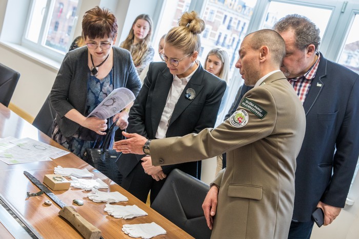 Mateusz Sosnowski prezentuje artefakty wydobyte na stanowisku archeologicznym w Borach Tucholskim, 4 kwietnia 2022, Urząd Marszałkowski w Toruniu, fot. Andrzej Goiński/UMWKP
