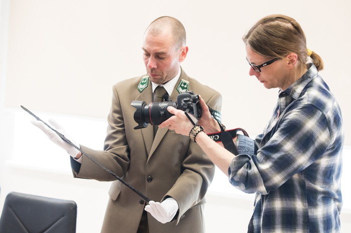 Mateusz Sosnowski prezentuje artefakty wydobyte na stanowisku archeologicznym w Borach Tucholskim, 4 kwietnia 2022, Urząd Marszałkowski w Toruniu, fot. Andrzej Goiński/UMWKP