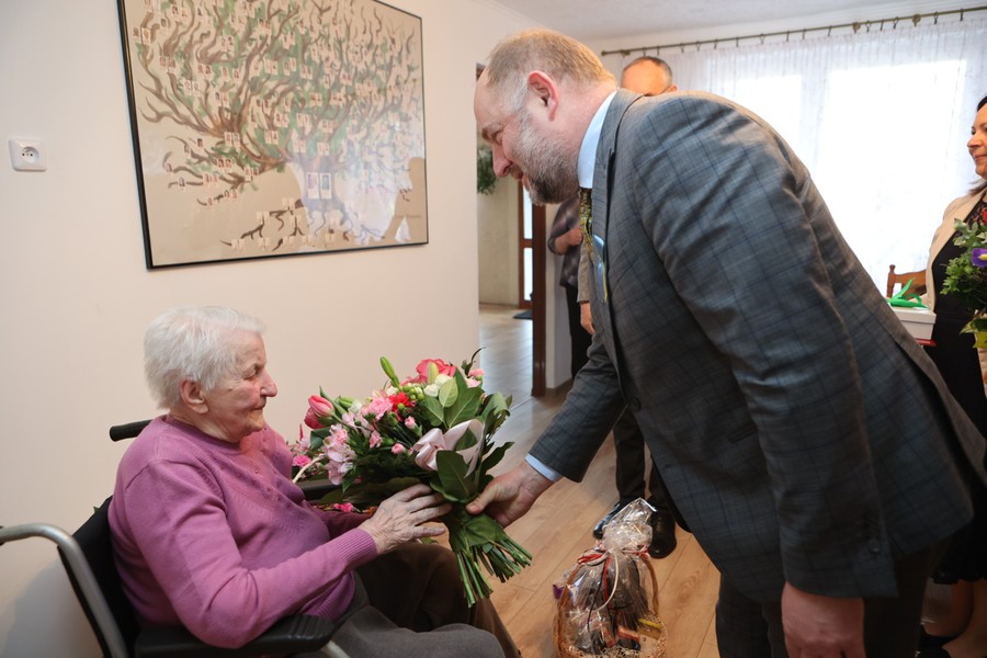 Odwiedziny marszałka u Janiny Winiarskiej, fot. Mikołaj Kuras dla UMWKP