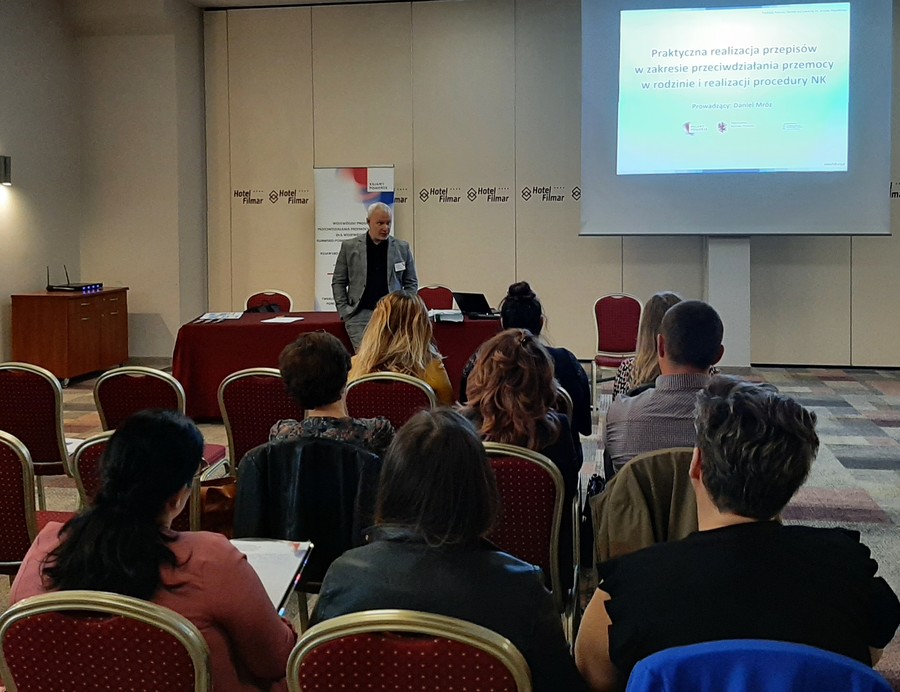 Uczestnicy szkolenia oraz prowadzący zajęcia p. Daniel Mróz, fot. Biuro Wsparcia Rodziny, Przeciwdziałania Przemocy i Uzależnieniom (23.05.2022)