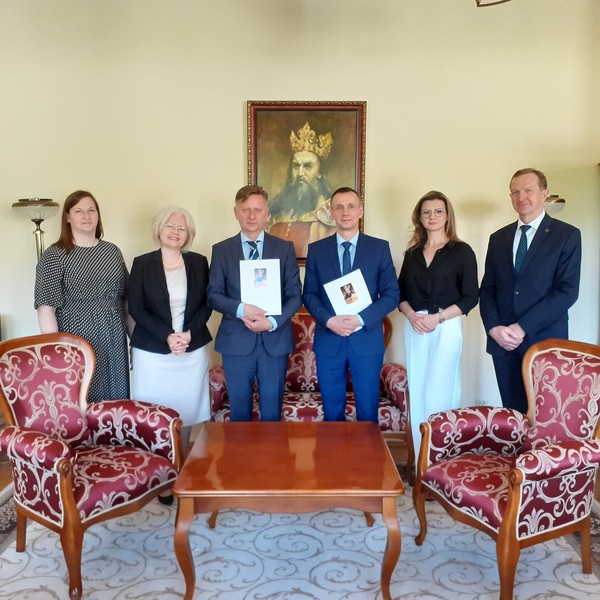 Sygnatariusze porozumienia i uczestnicy spotkania