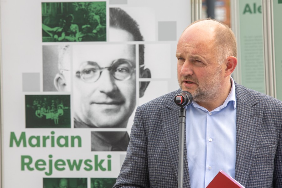 Wystawę poświęconą Marianowi Rejewskiemu otworzyli marszałek Piotr Całbecki, prof. Mirosław Golon z IPN i autor biografii bohatera prof. Robert Gawłowski, fot. Mikołaj Kuras dla UMWKP