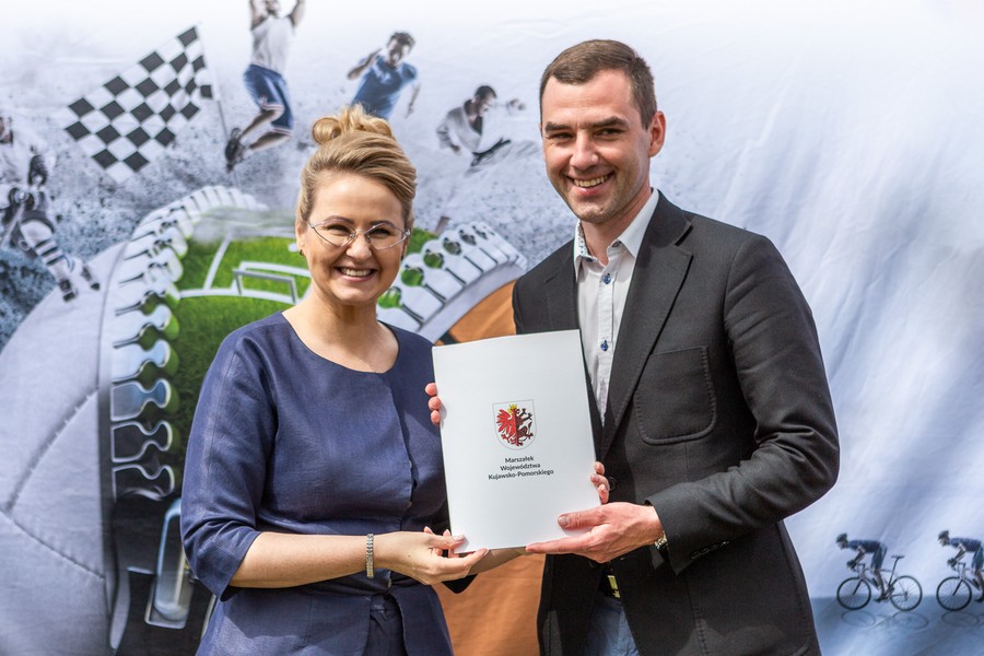 Wręczenie umów na małą infrastrukturę sportową, fot. Szymon Zdziebło/tarantoga.pl dla UMWKP