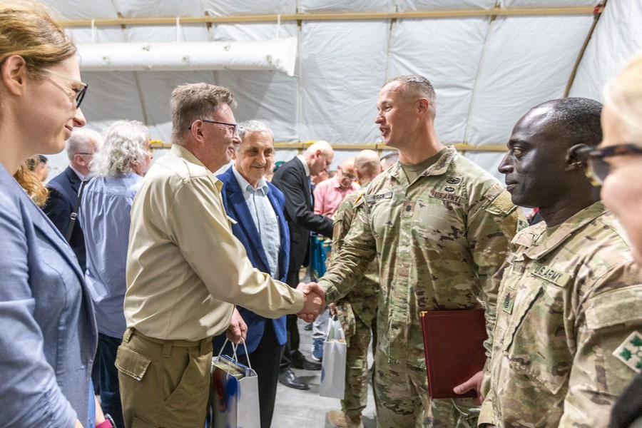 Zmiana warty na toruńskim poligonie, fot. Szymon Zdziebło/tarantoga.pl dla UMWKP
