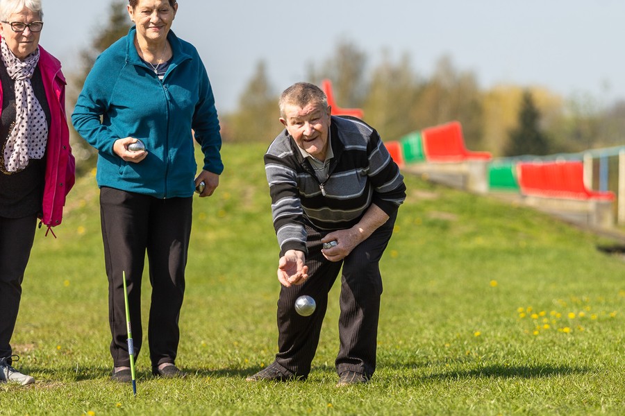 Zajęcia sportowe dla seniorów w Kijewie Królewskim. Fot. Szymon Zdziebło/tarantoga.pl dla UMWKP