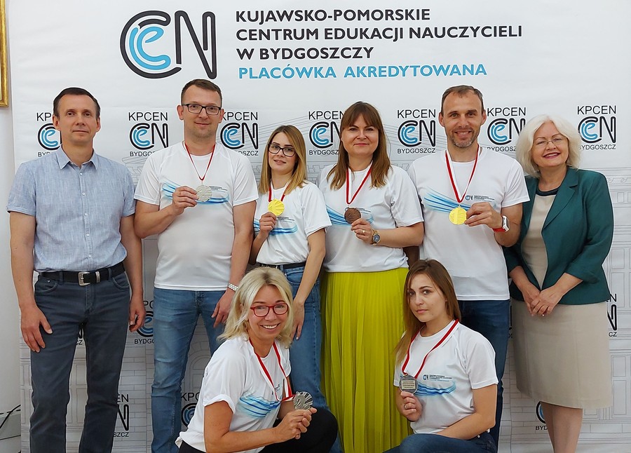 Medaliści igrzysk lekkoatletycznych z KPCEN w Bydgoszczy oraz dyrekcja placówki, fot. Piotr Szczepańczyk