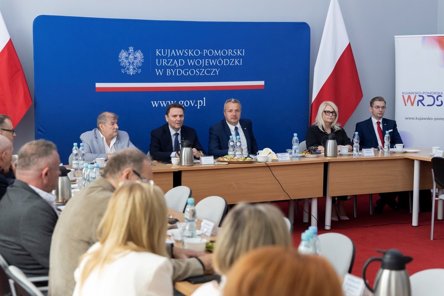 od lewej p. A. Arndt, p. L. Walczak, p. M. Bogdanowicz, p. E. Kantowicz, p. Adrian Mól podczas posiedzenia plenarnego K-P WRDS