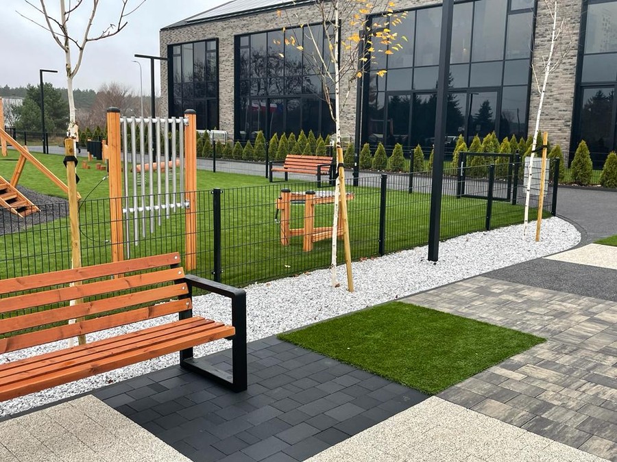 Fragment budynku przedszkola i placu zabaw