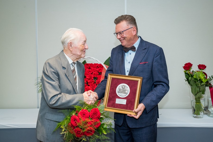 Wręczenie medalu Zdzisławowi Tabiszowi, fot. Tomasz Czachorowski dla UMWKP