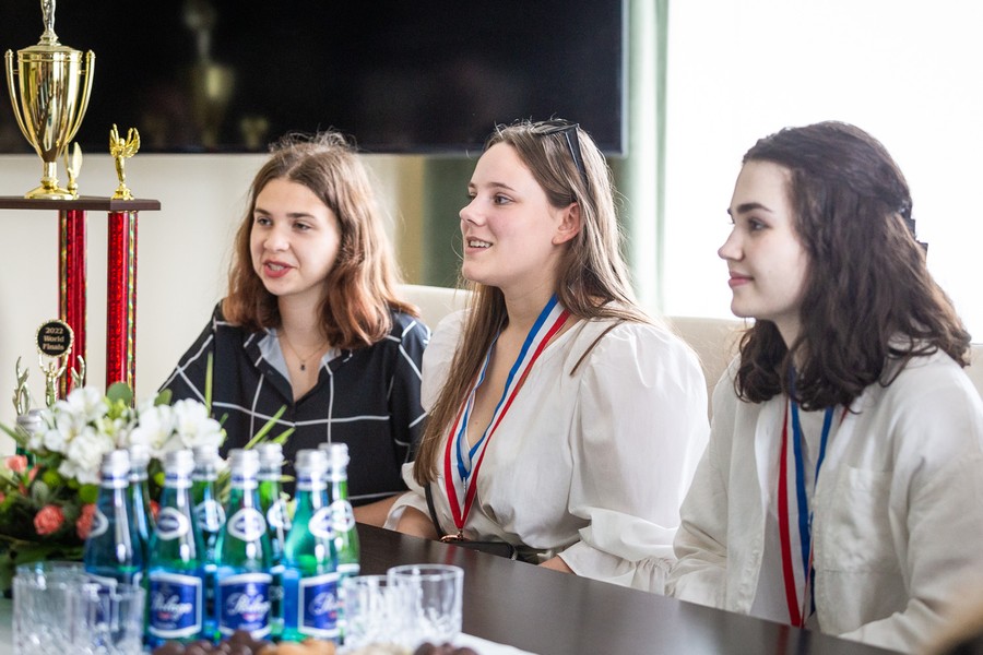 Spotkanie marszałka z uczestniczkami konkursu Odyseja Umysłu, fot. Szymon Zdziebło/tarantoga.pl dla UMWKP