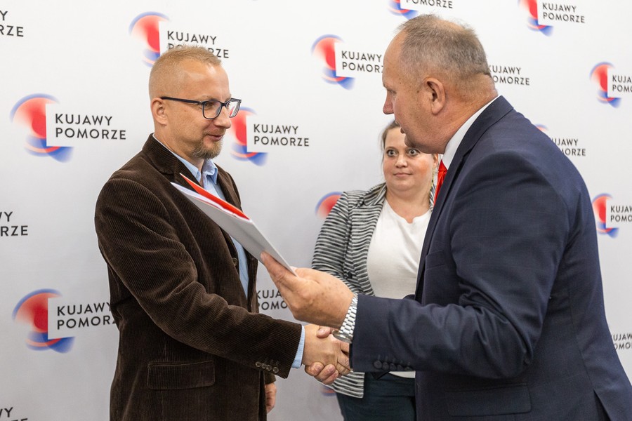 Wręczenie umów PROW, fot. Szymon Zdziebło/tarantoga.pl dla UMWKP