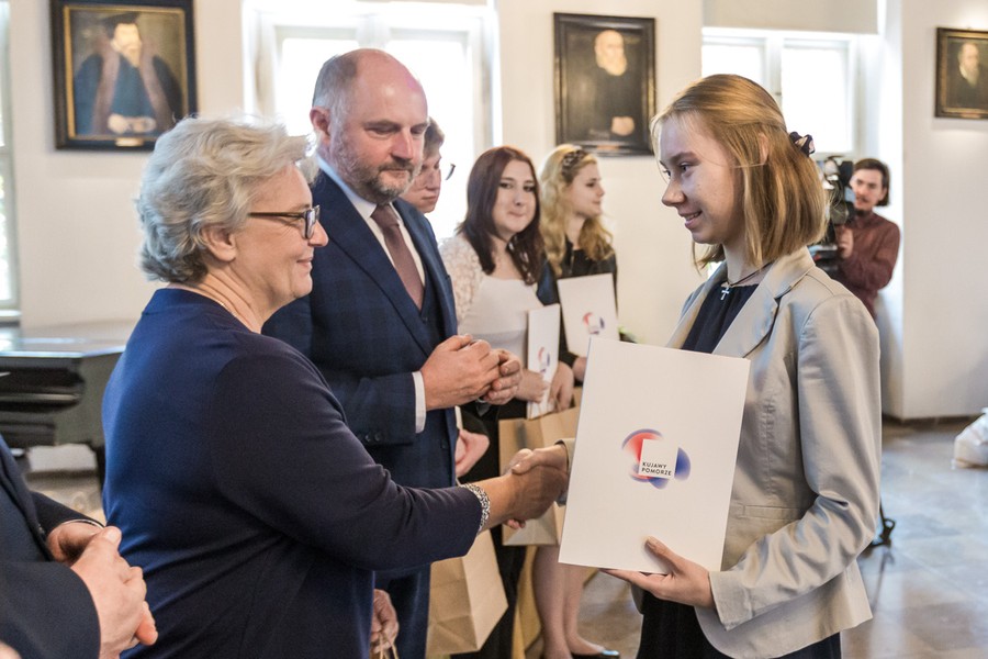 Rozdanie nagród w konkursie „Oni tworzyli naszą historię”, fot. Szymon Zdziebło/tarantoga.pl dla UMWKP